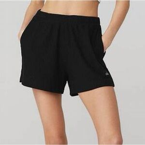 Alo Yoga Muse Ribbed Short- Black